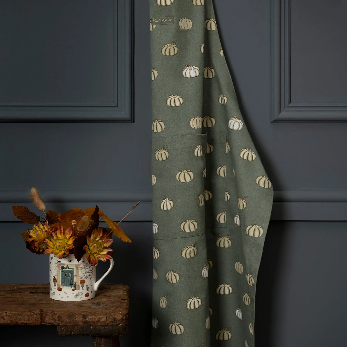 Halloween Mug Halloween Mug -Sophie Allport Shop AW22 Halloween all90250 apron lifestyle high res square 7a74929d 3246 463b b3d1 8ef961f371f8