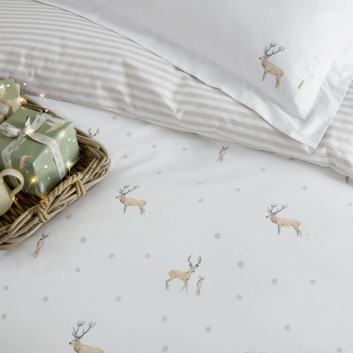 Christmas Stags Pair of Oxford Pillowcases Christmas Stags Pair Of Oxford Pillowcases -Sophie Allport Shop AW23 CHRISTMASSTAGS01 DETAIL dfce2f49 e05f 4103 b66e f9e56c18b5e8