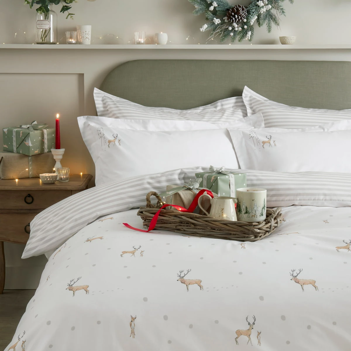 Christmas Stags Pair of Oxford Pillowcases Christmas Stags Pair Of Oxford Pillowcases -Sophie Allport Shop AW23 CHRISTMASSTAGS01 SQUARE ALT d42358fa 61f6 406d 93ab a3310aad309d
