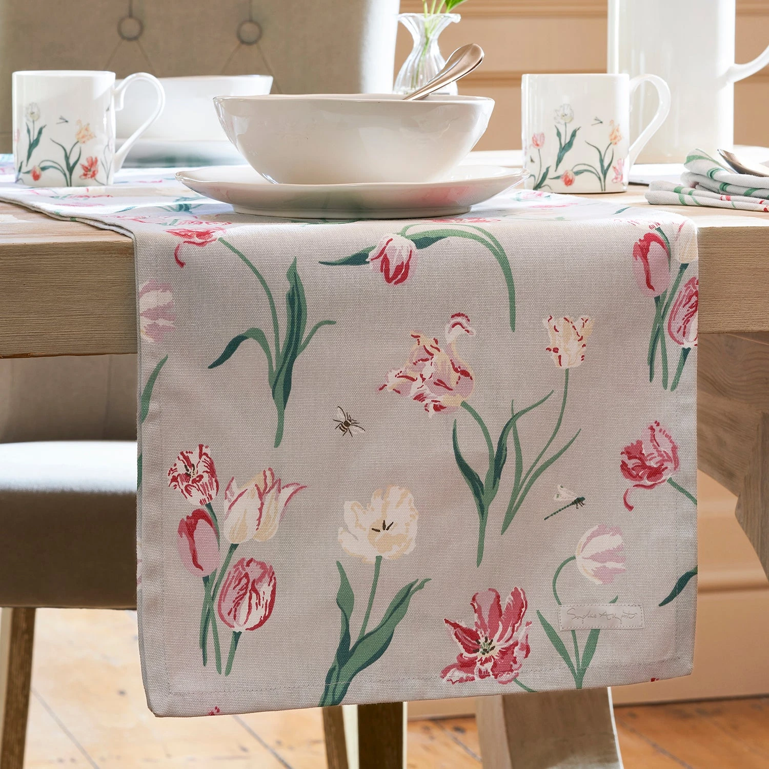 Tulips Table Runner Tulips Table Runner -Sophie Allport Shop SS24 ALL115810 SQUARE