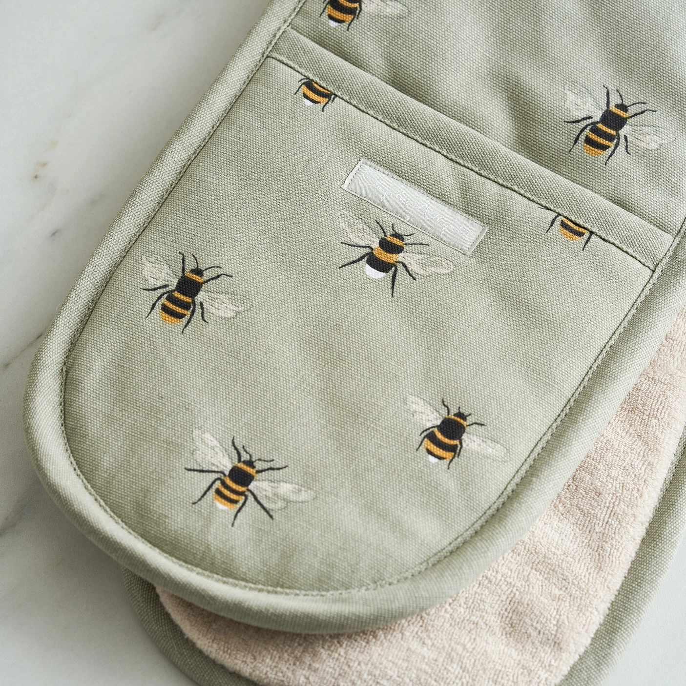 Bees Double Oven Glove Bees Double Oven Glove -Sophie Allport Shop SS24 ALL36100 DETAIL
