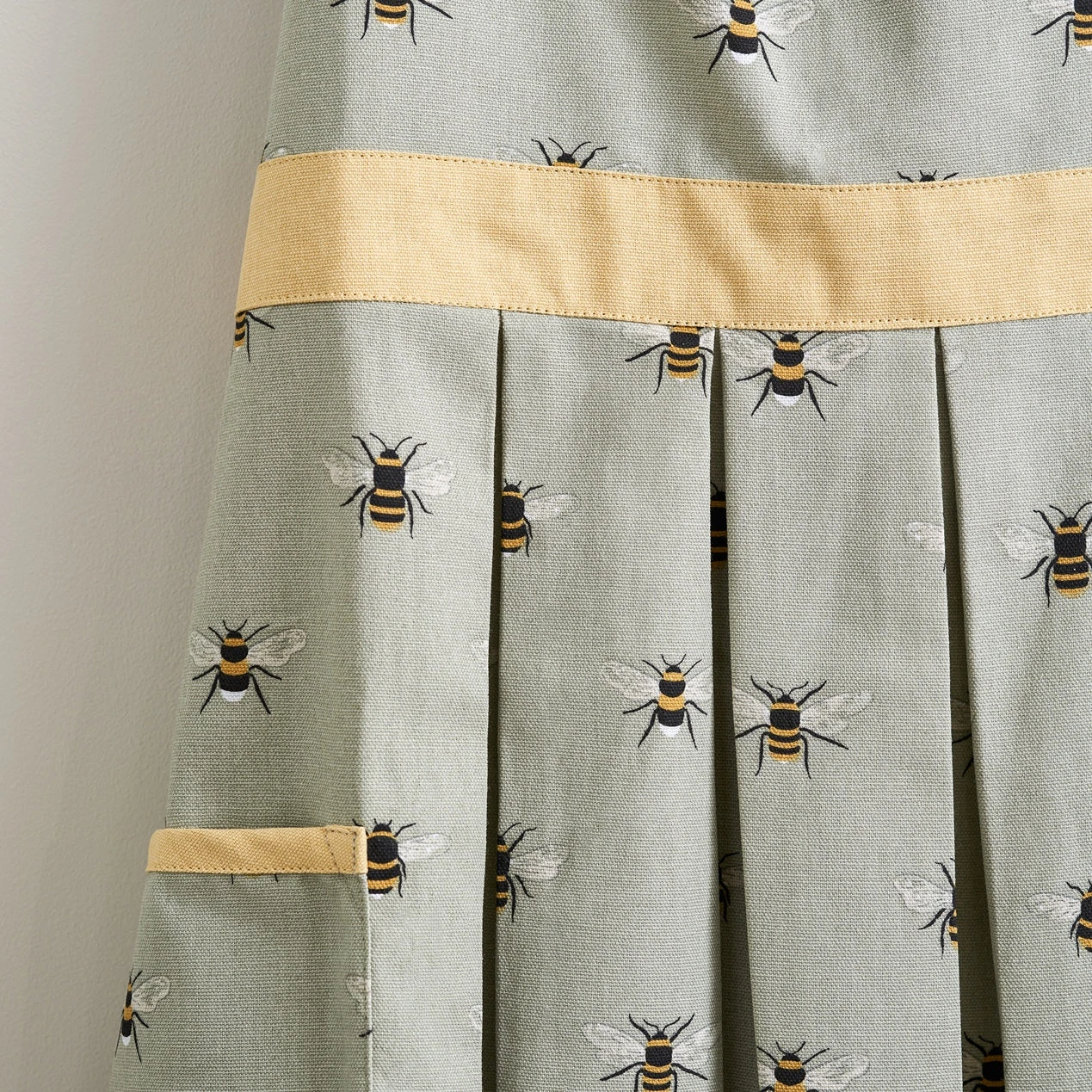 Bees Vintage Apron Bees Vintage Apron -Sophie Allport Shop SS24 ALL36250VS DETAIL