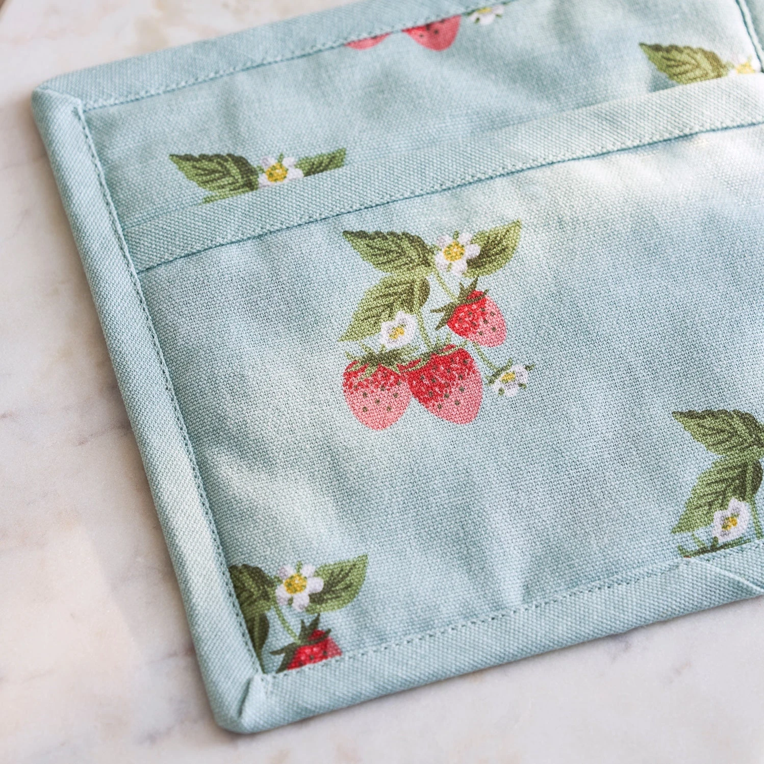 Strawberries Blue Pot Grab Strawberries Blue Pot Grab -Sophie Allport Shop SS24 ALL97B125 DETAIL