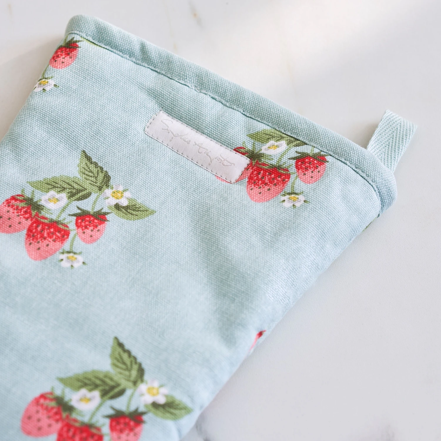 Strawberries Blue Oven Mitt Strawberries Blue Oven Mitt -Sophie Allport Shop SS24 ALL97B150M DETAIL