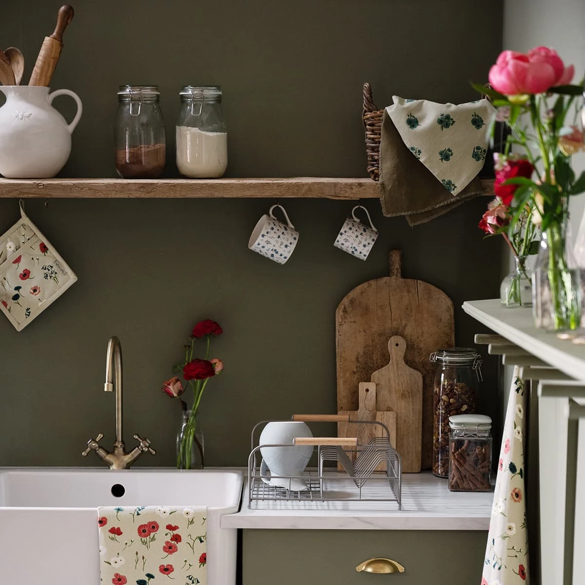 Poppy Meadow Pot Grab Poppy Meadow Pot Grab -Sophie Allport Shop all103602 bm10301 all103125 poppy meadow kitchen lifestyle high res square 52ea9e07 433c 49bc 918b c908915b4bfd