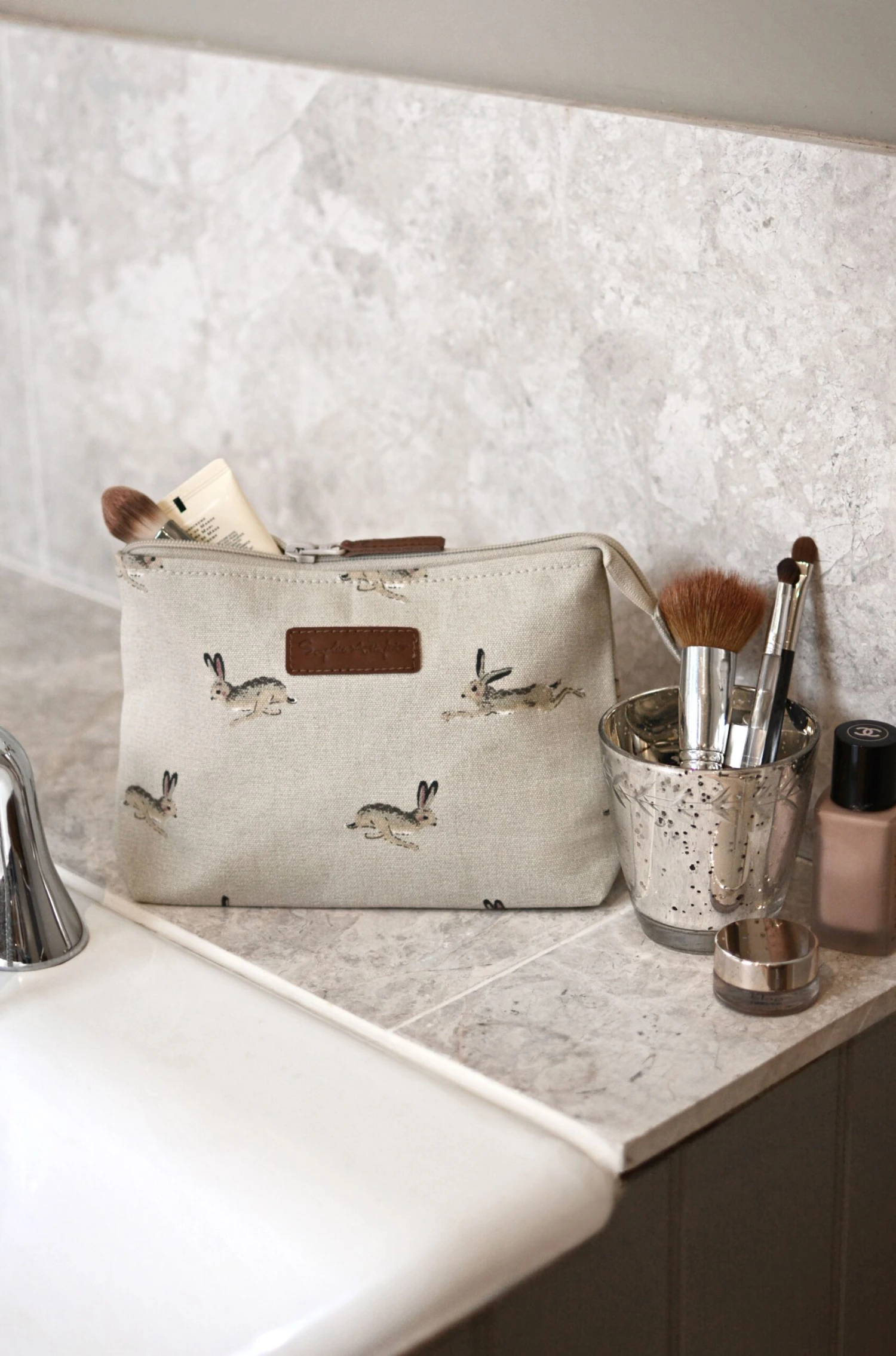 Hare Canvas Makeup Bag Hare Canvas Makeup Bag -Sophie Allport Shop all25510 hare canvas makeup bag lifestyle high res scaled
