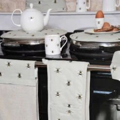 Bees Circular Hob Cover -Sophie Allport Shop all36100 bees double oven glove lifestyle high res web image