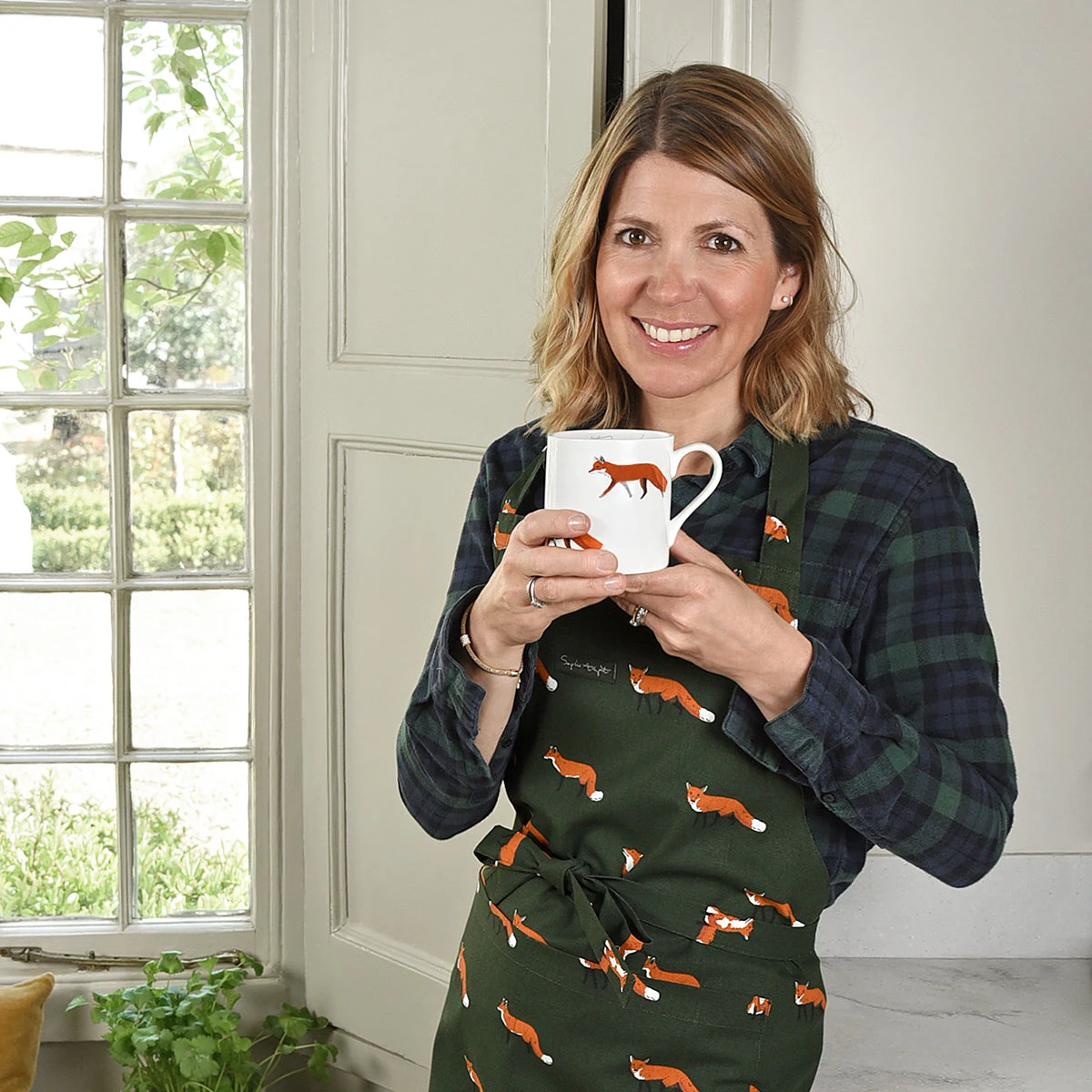 Foxes Adult Apron Foxes Adult Apron -Sophie Allport Shop all63250 im6303 foxes adult apron and large mug lifestyle high res square