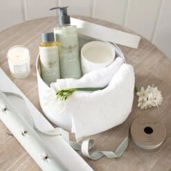 Honey Spiced Lavender Bath Oil -Sophie Allport Shop bb01hsl sghsl01 sctam01 scnl01 mothers day gift box lifestyle high res square 1