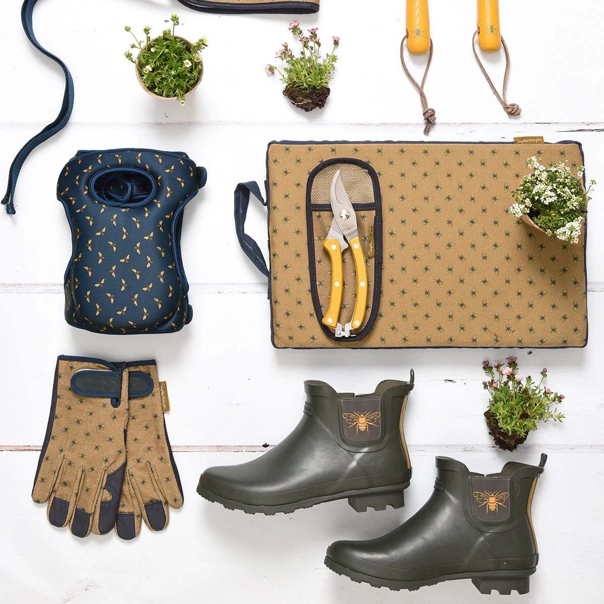 Bees Gardening Gloves Bees Gardening Gloves -Sophie Allport Shop bees gardening collection flatlay 2 lifestyle high res square 5377576d 2f62 477d a712 c7ea311f23d6