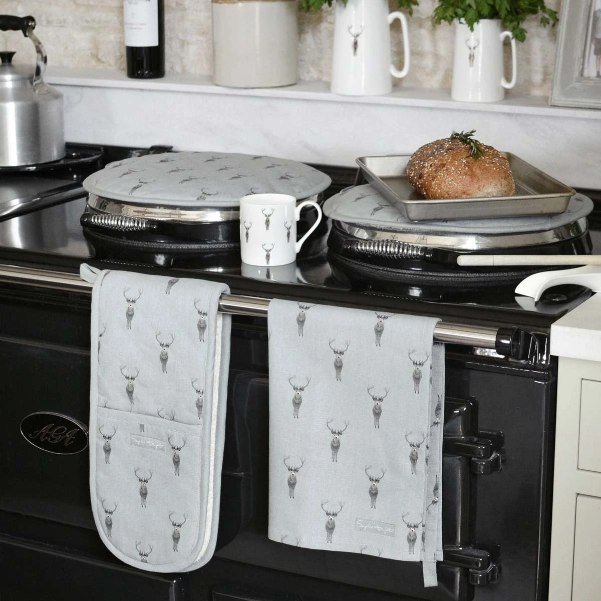 Highland Stag Double Oven Glove Highland Stag Double Oven Glove -Sophie Allport Shop highland stag collection lifestyle high res 5 cropped web image