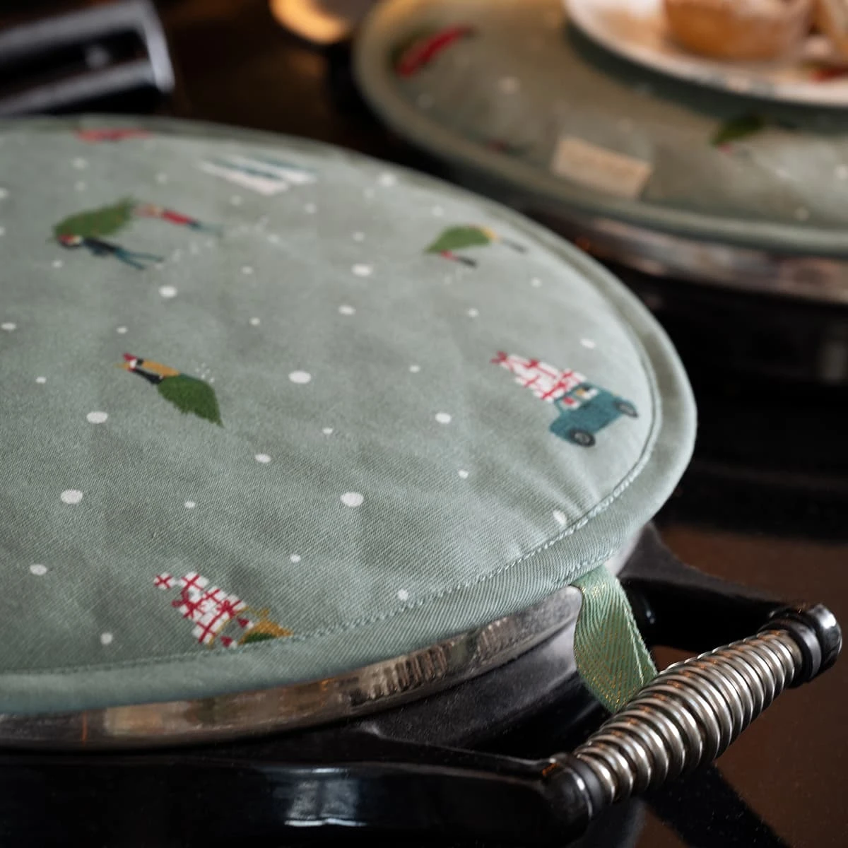 Home for Christmas Circular Hob Cover Home For Christmas Circular Hob Cover -Sophie Allport Shop home for christmas circular hob cover lifestyle all60175 aw22 1 high res square