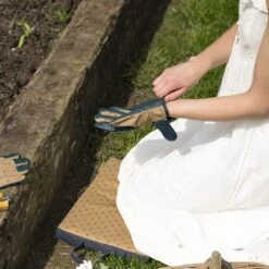 Bees Gardening Gloves 3 Bees Gardening Gloves -Sophie Allport Shop lgk3644 ga36485 ga36475 beesgardening lifestyle high res square