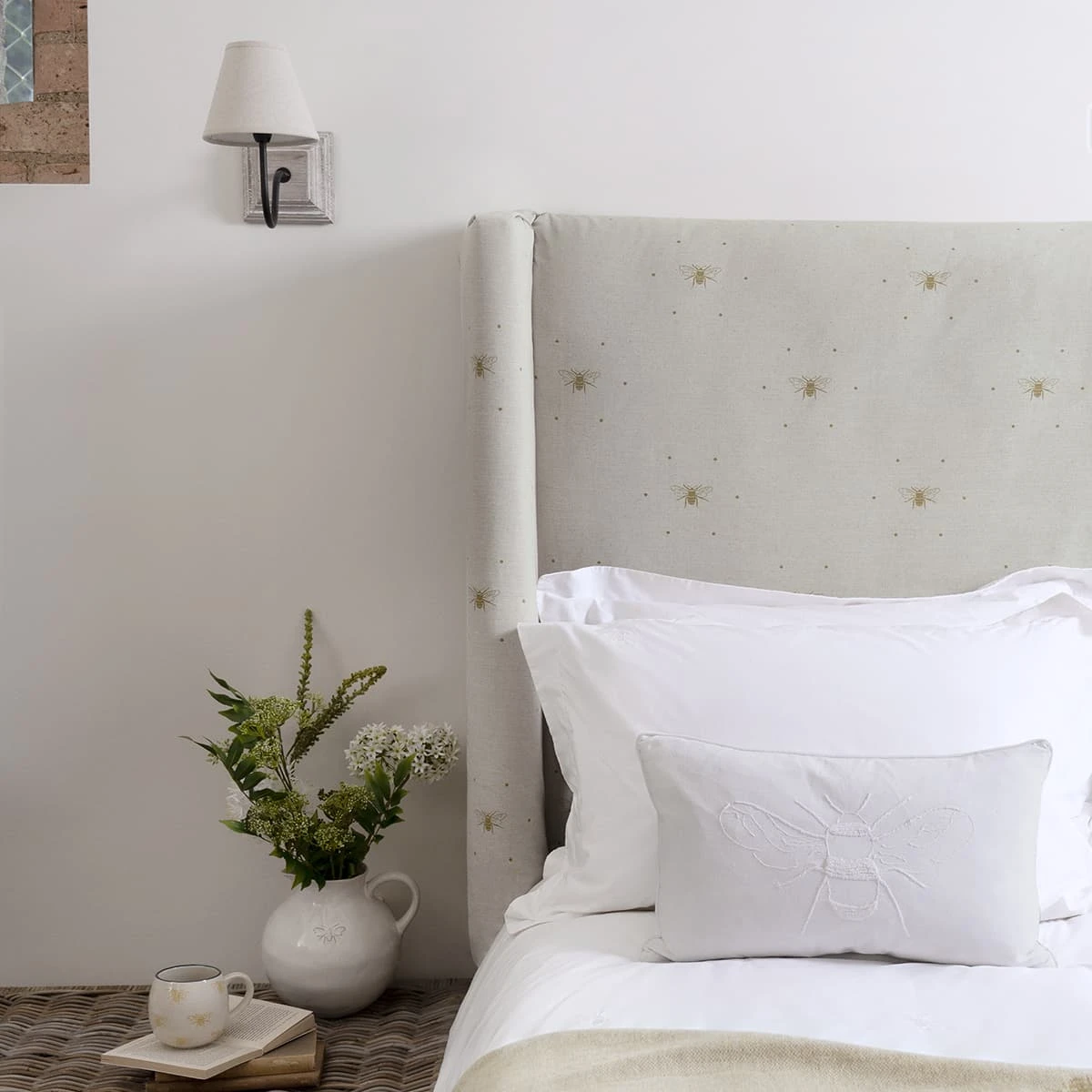 Bees Gold Linen Blend Fabric By The Metre Bees Gold Linen Blend Fabric By The Metre -Sophie Allport Shop lin36000 bee0142 spm36 sdj36 bees gold fabric linen blend bed lifestyle high res square