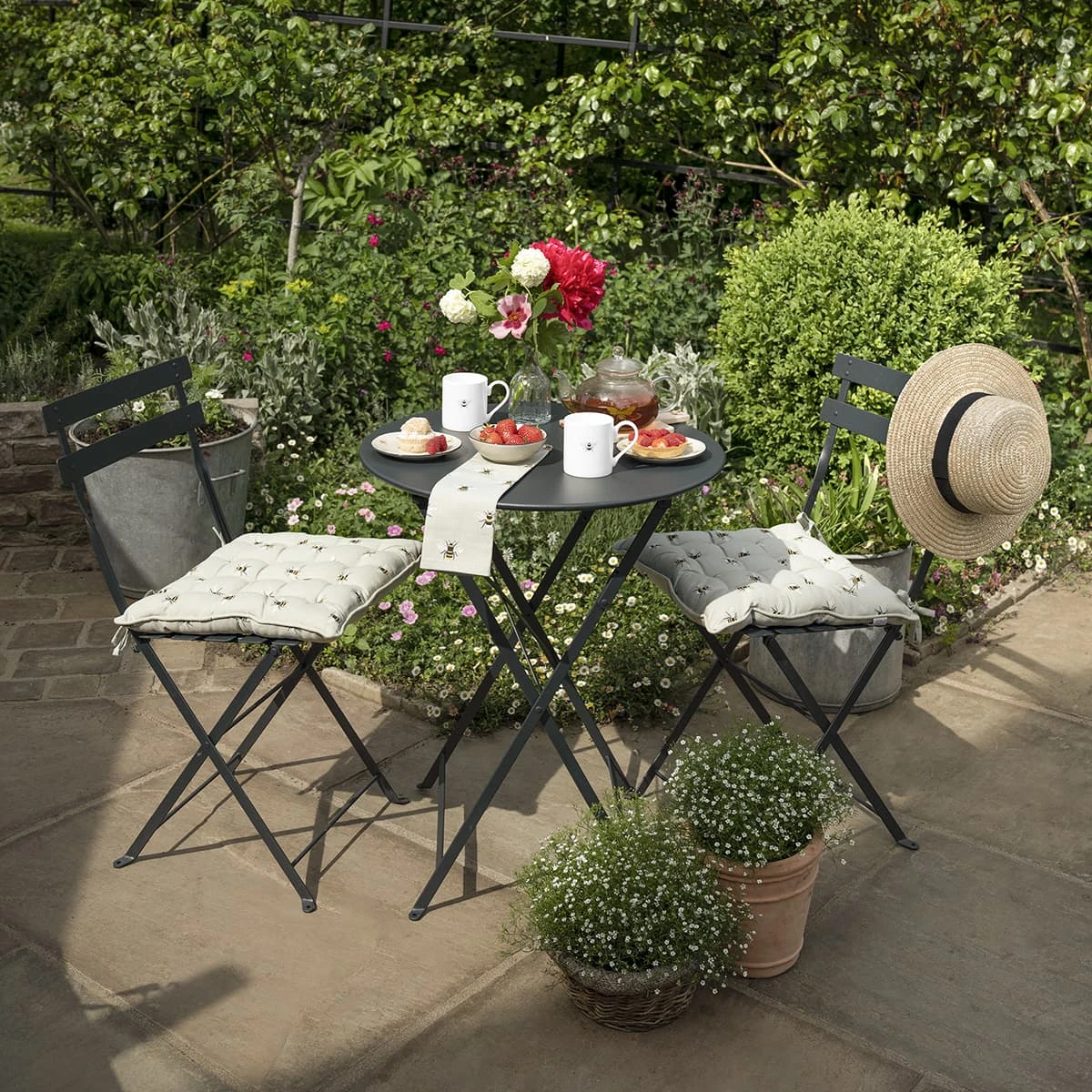 Bees Napkins (Set of 4) Bees Napkins (Set Of 4) -Sophie Allport Shop lin36601 gtp3601 gm3601 bm3602 all36450 bees afternoon tea lifestyle high res square 1 0daa1ec8 8eaa 4c1c 93da ffd652bf0ee3