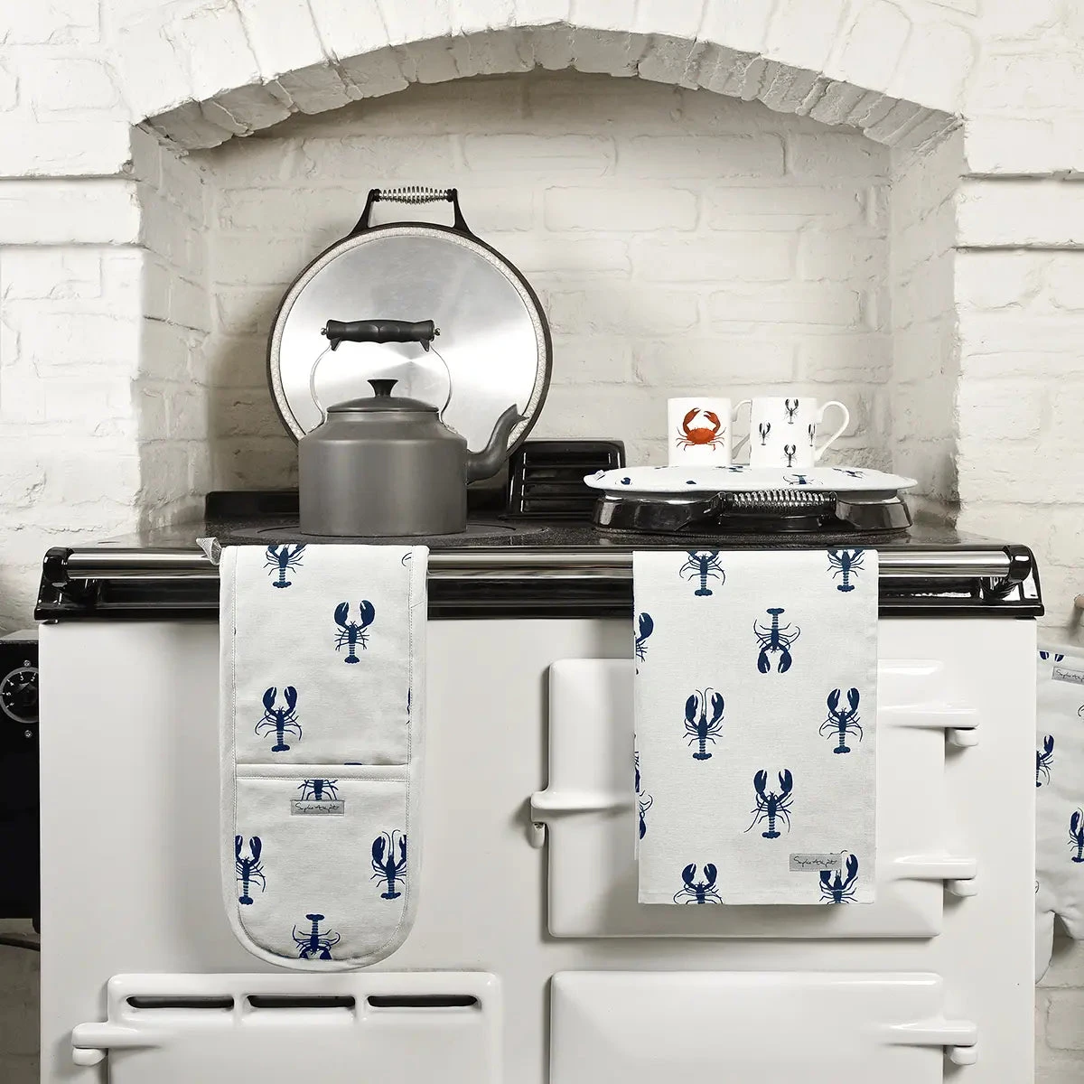 Lobster Double Oven Glove Lobster Double Oven Glove -Sophie Allport Shop lobster collection lifestyle high res square