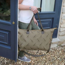 Giraffe Weekend Oundle Bag -Sophie Allport Shop poly77515w giraffe zsl weekend oundle bag lifestyle high res square