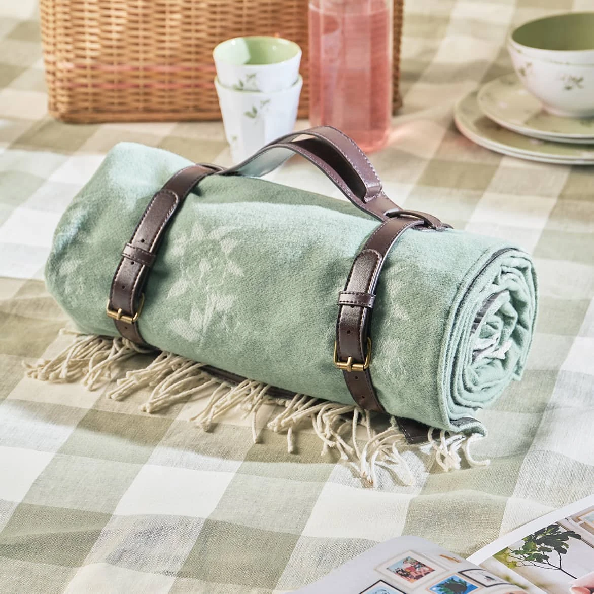 Rose Woven Picnic Blanket Rose Woven Picnic Blanket -Sophie Allport Shop ss23 roses KPB106145 picnic blanket square