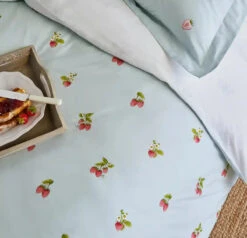 Strawberries Bedding Set 2 Strawberries Bedding Set -Sophie Allport Shop ss23 strawberries strawberries01dq bedding detail2 square