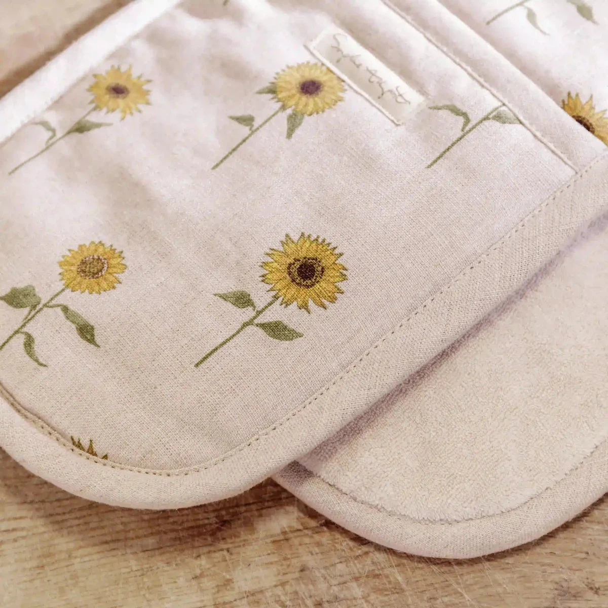 Sunflower Linen Double Oven Glove Sunflower Linen Double Oven Glove -Sophie Allport Shop ss23 sunflower lin108100 doubleovenglove detail2 square 3