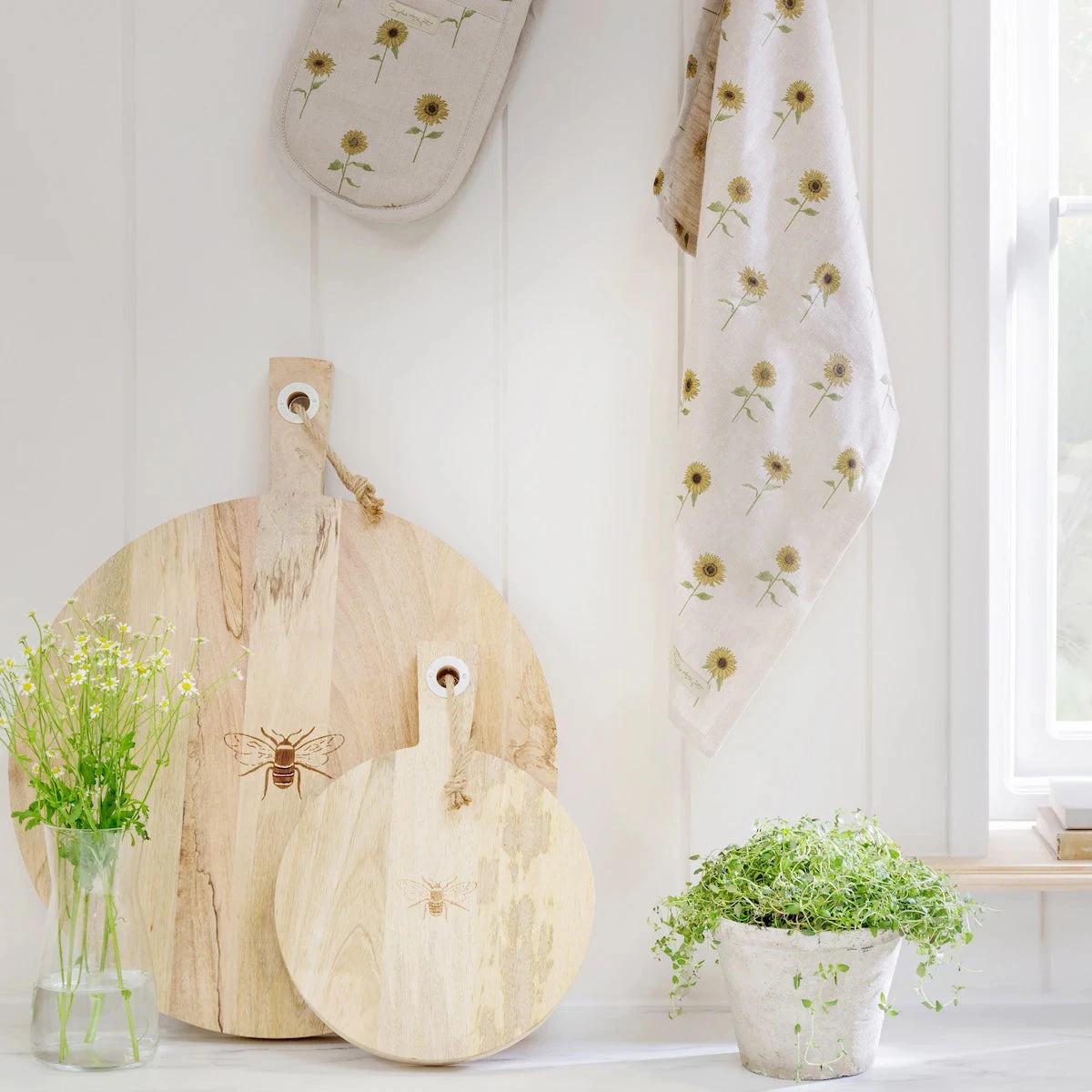 Sunflower Linen Double Oven Glove Sunflower Linen Double Oven Glove -Sophie Allport Shop ss23 sunflower lin108100 lin108601 cbo36165 cbo3633 doubleovenglove teatowel choppingboards square b9e74ae2 1d51 466b 8fcb 275d51e9bf21